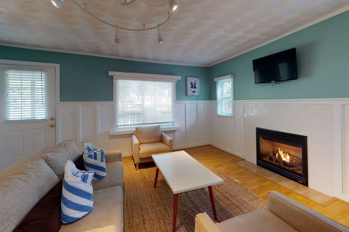Nick Cottage | Living area | TV