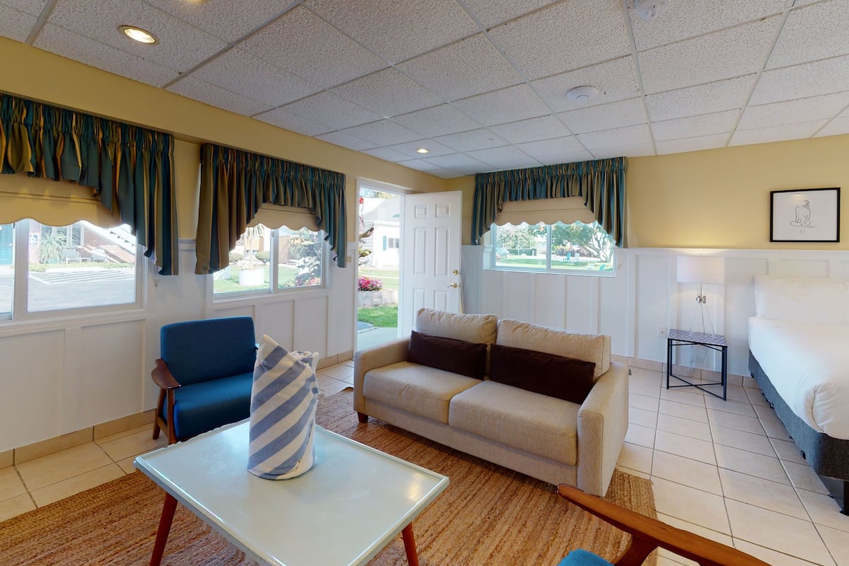 Poolhouse Studio | Living area | TV