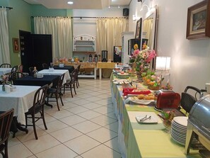 Free daily cooked-to-order breakfast 