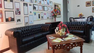 Área de estar no saguão