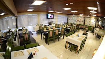 供應早餐、午餐及晚餐