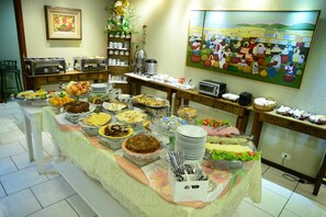 Petit déjeuner, déjeuner et dîner servis sur place