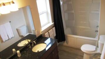 Room, 1 Queen Bed, Non Smoking | Bathroom | Hair dryer, towels