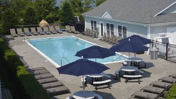 Außenpool (je nach Saison geöffnet), Sonnenschirme, Liegestühle