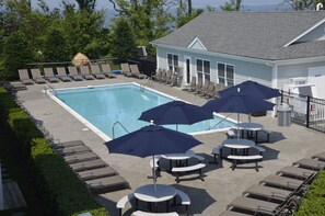 Seasonal outdoor pool, open 9:00 AM to 7:00 PM, pool umbrellas - Cliffside Resort Condominiums (Greenport)