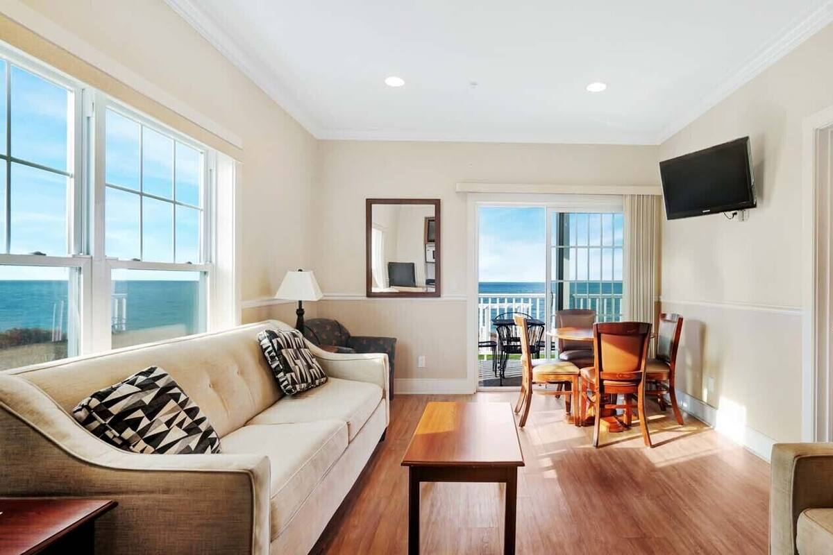 Water Edge, First Floor, Corner | 2 bedrooms, iron/ironing board, free WiFi