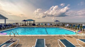 Outdoor pool, sun loungers - The Montauk Soundview (Montauk)