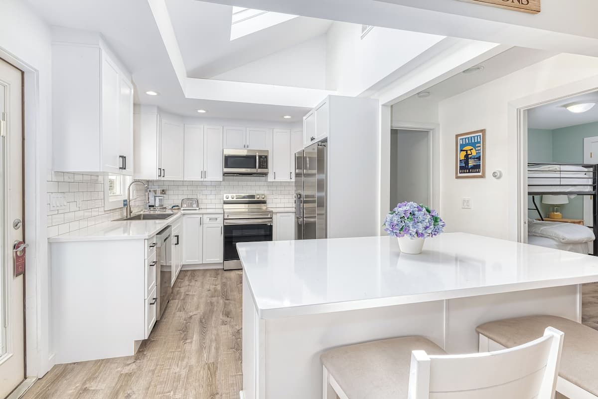 deluxe apartment, 2 bedrooms (waterfront) | individually decorated, individually furnished, iron/ironing board