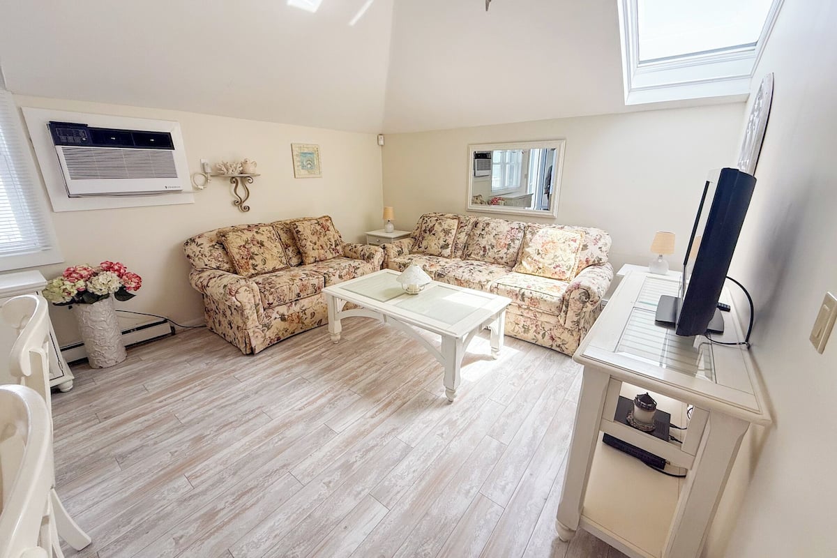 Standard Suite, 1 Bedroom | Individually decorated, individually furnished, iron/ironing board