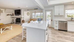 Deluxe Apartment, 2 Bedrooms (Waterfront) | Iron/ironing board (on request), WiFi (free), individually decorated - The Montauk Soundview (Montauk)