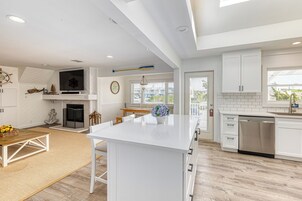 Deluxe Apartment, 2 Bedrooms (Waterfront) | Individually decorated, individually furnished, iron/ironing board