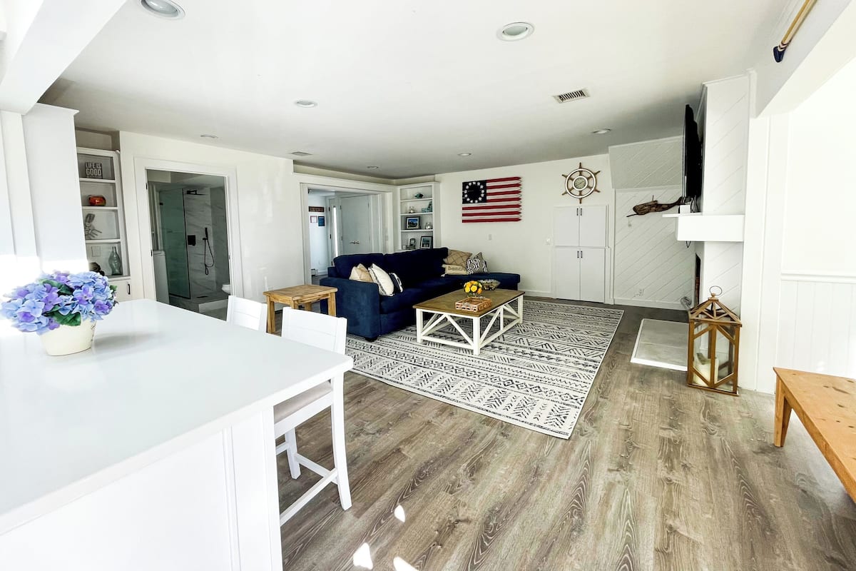 Deluxe Room, 2 Bedrooms | Individually decorated, individually furnished, iron/ironing board