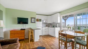 Apartment | Private kitchen | Fridge, microwave, stovetop, cookware/dishes/utensils