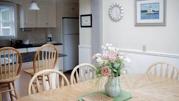 Room, 1 Queen Bed (INACTIVE) | In-room dining