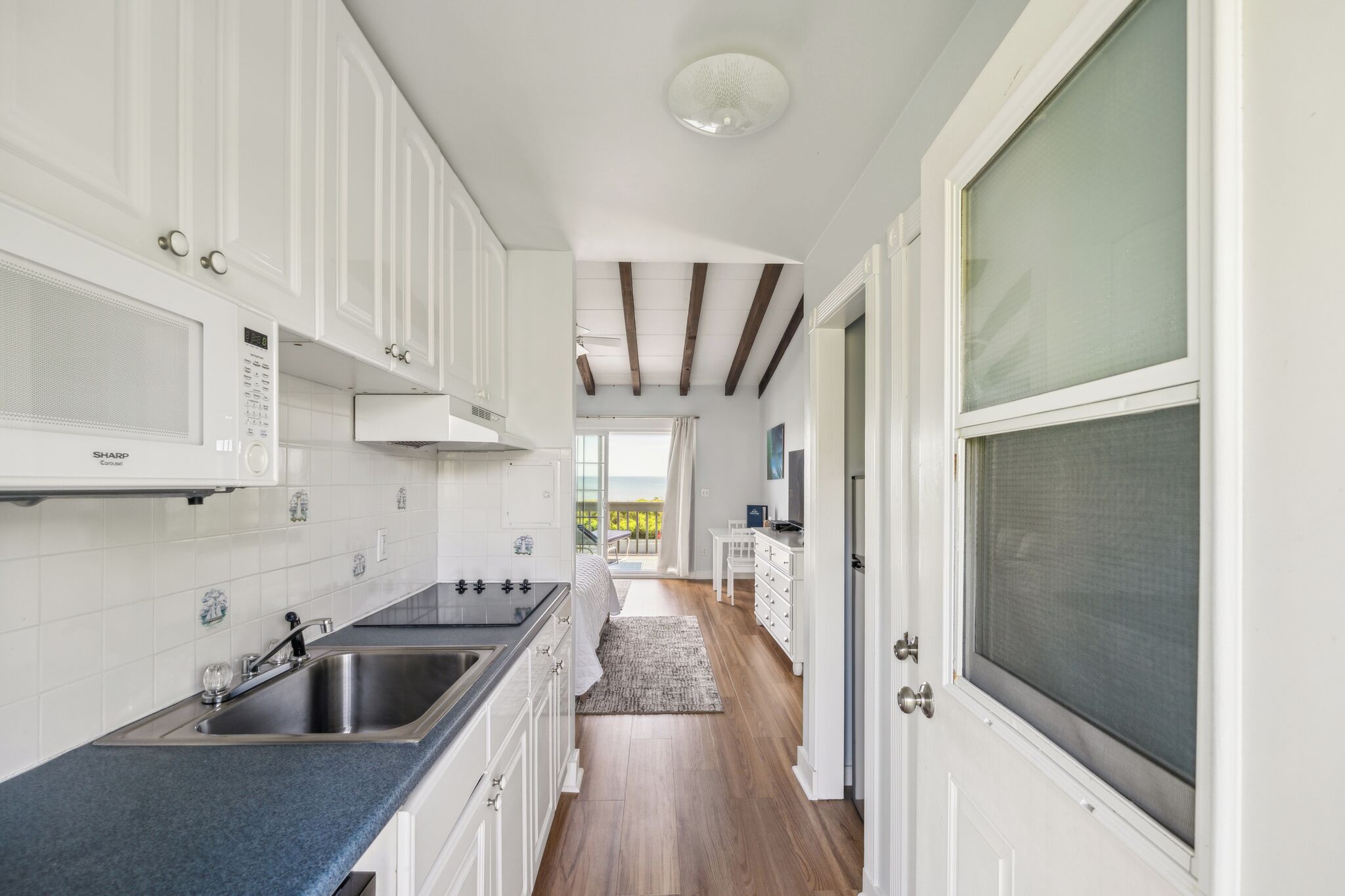 Studio | Private kitchen | Fridge, microwave, stovetop, cookware/dishes/utensils