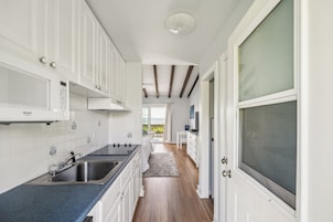 Refrigerador, microondas, placa de cocina, utensilios de cocina