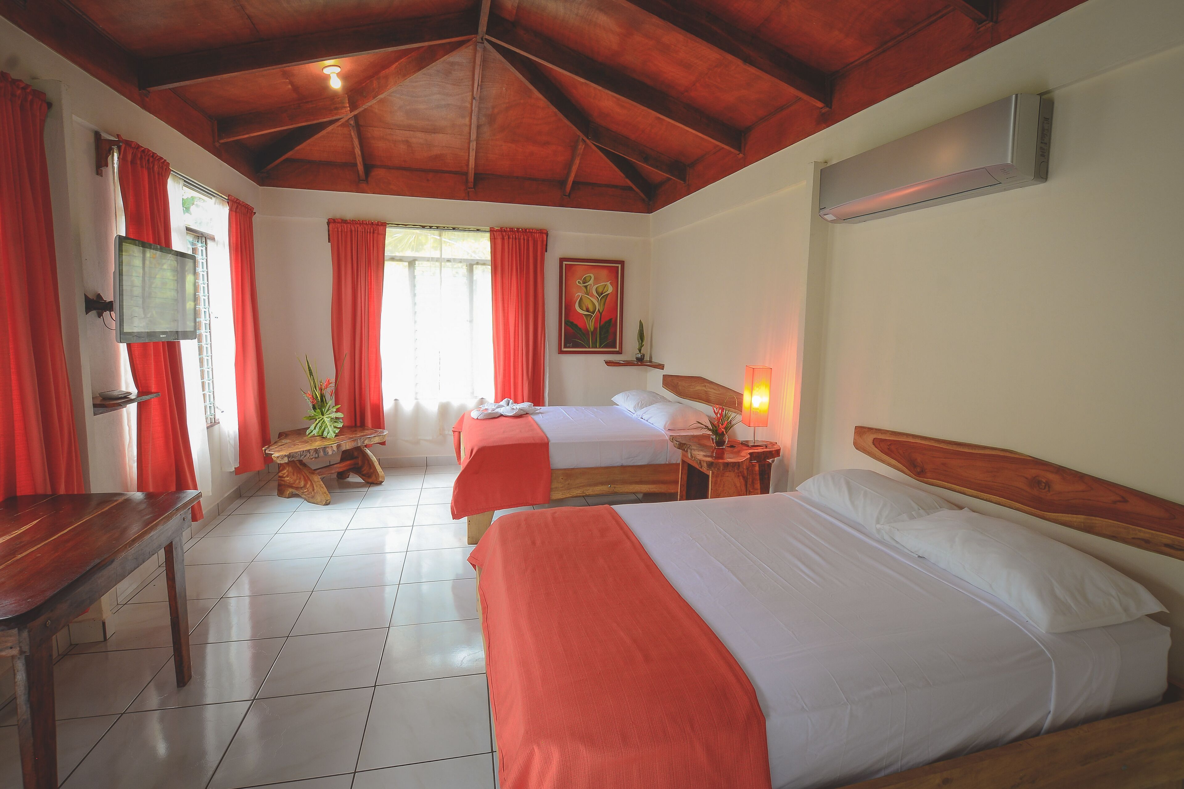 Skrivbord, mörkläggningsgardiner, gratis wi-fi och sängkläder