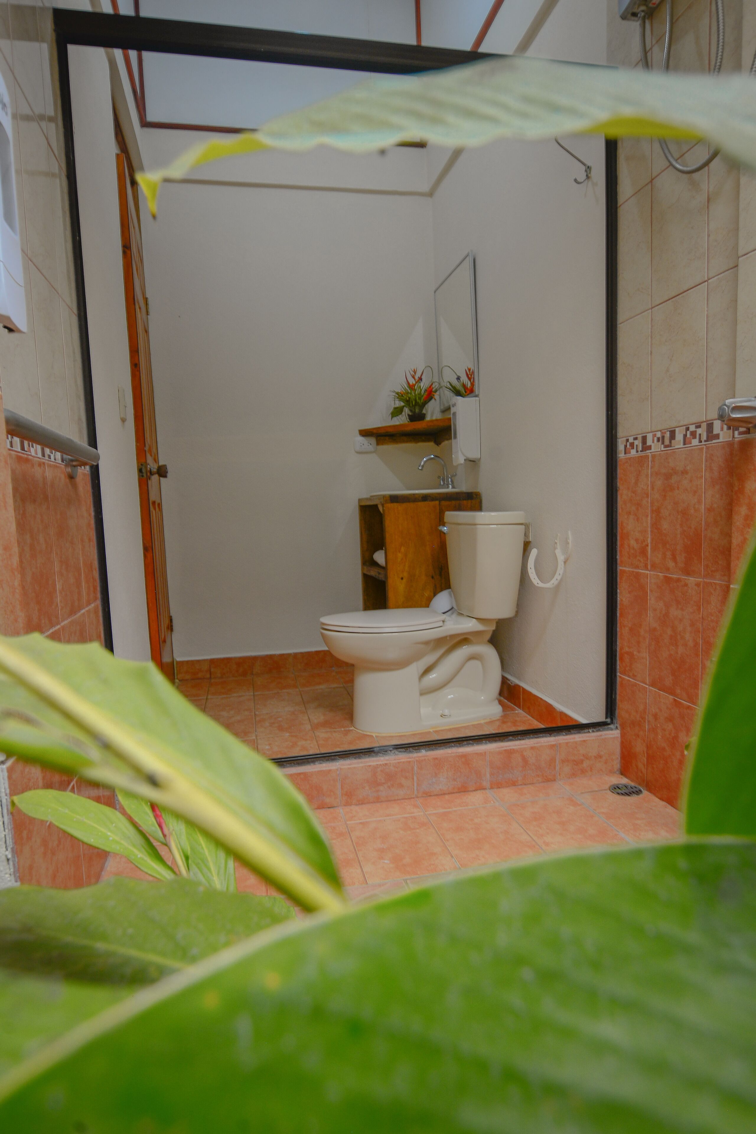 Un baño con inodoro, lavabo y zona de ducha.