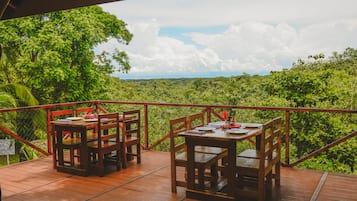 Der serveres morgenmad, frokost, aftensmad og regionale retter