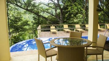 Comfort House, 3 Bedrooms, Partial Ocean View, Poolside | Living room