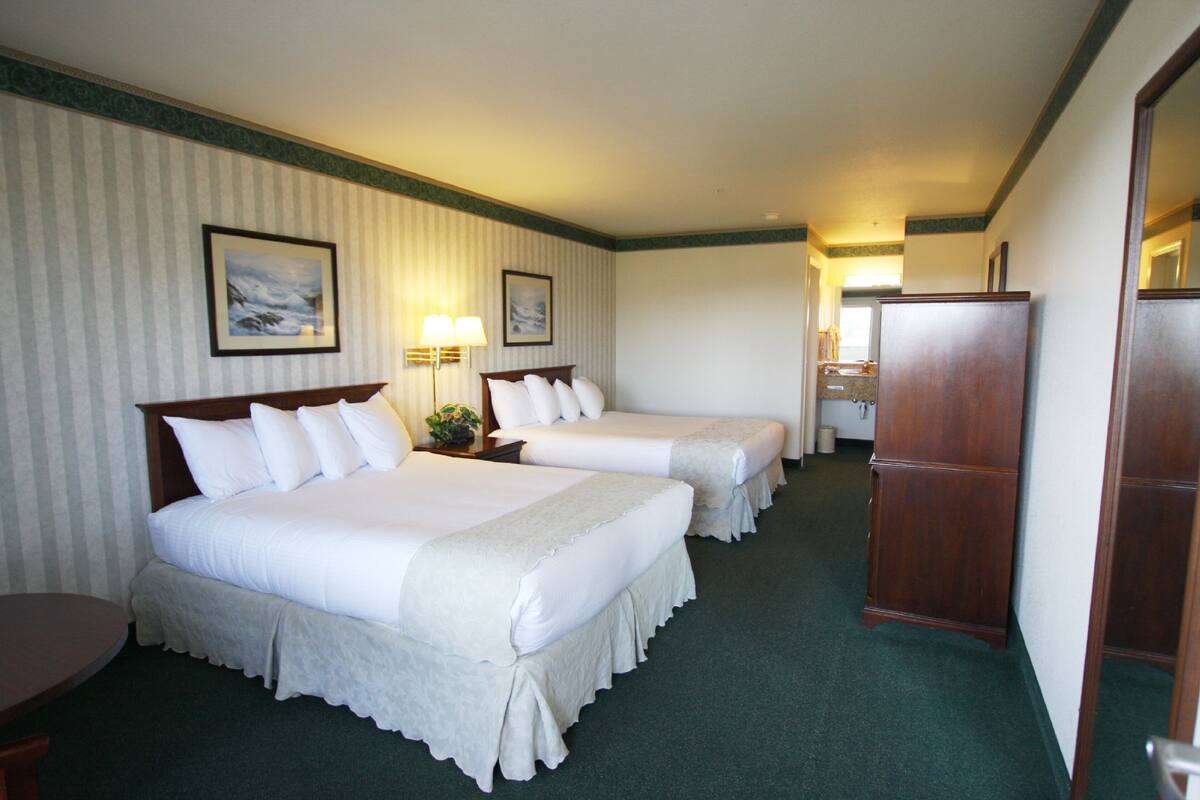 أغطية فراش متميزة وأسرّة بطبقة علوية مريحة وخزنة داخل الغرفة ومكتب