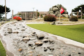 Mini-golf - Emerald Dolphin Inn & Mini Golf (Fort Bragg)