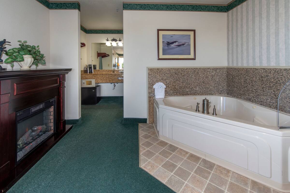 romantic suite, 1 king bed, jetted tub | premium bedding, pillow-top beds, in-room safe, desk