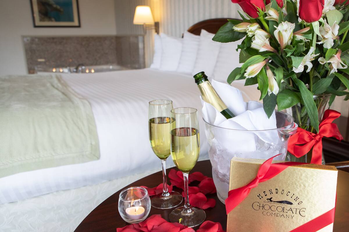 romantic suite, 1 king bed, jetted tub | premium bedding, pillow-top beds, in-room safe, desk