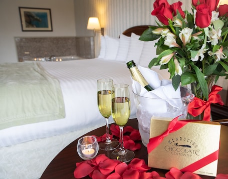 Romantic Suite, 1 King Bed, Jetted Tub (No Pets) | Premium bedding, pillowtop beds, in-room safe, desk. Emerald Dolphin Inn & Mini Golf