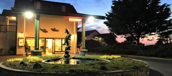 Emerald Dolphin Inn & Mini Golf