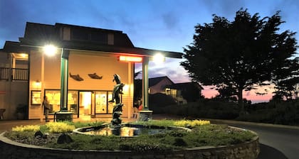Emerald Dolphin Inn & Mini Golf