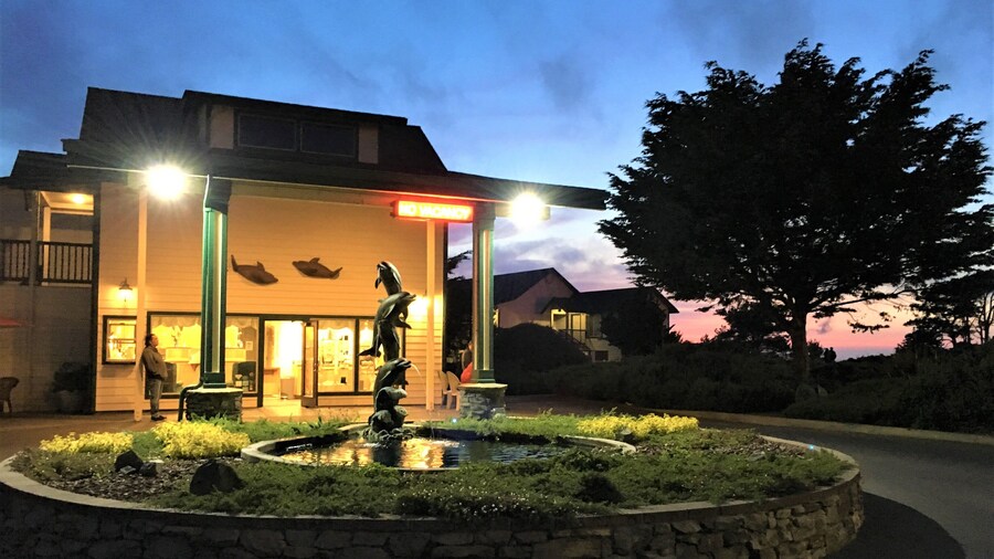 Emerald Dolphin Inn & Mini Golf
