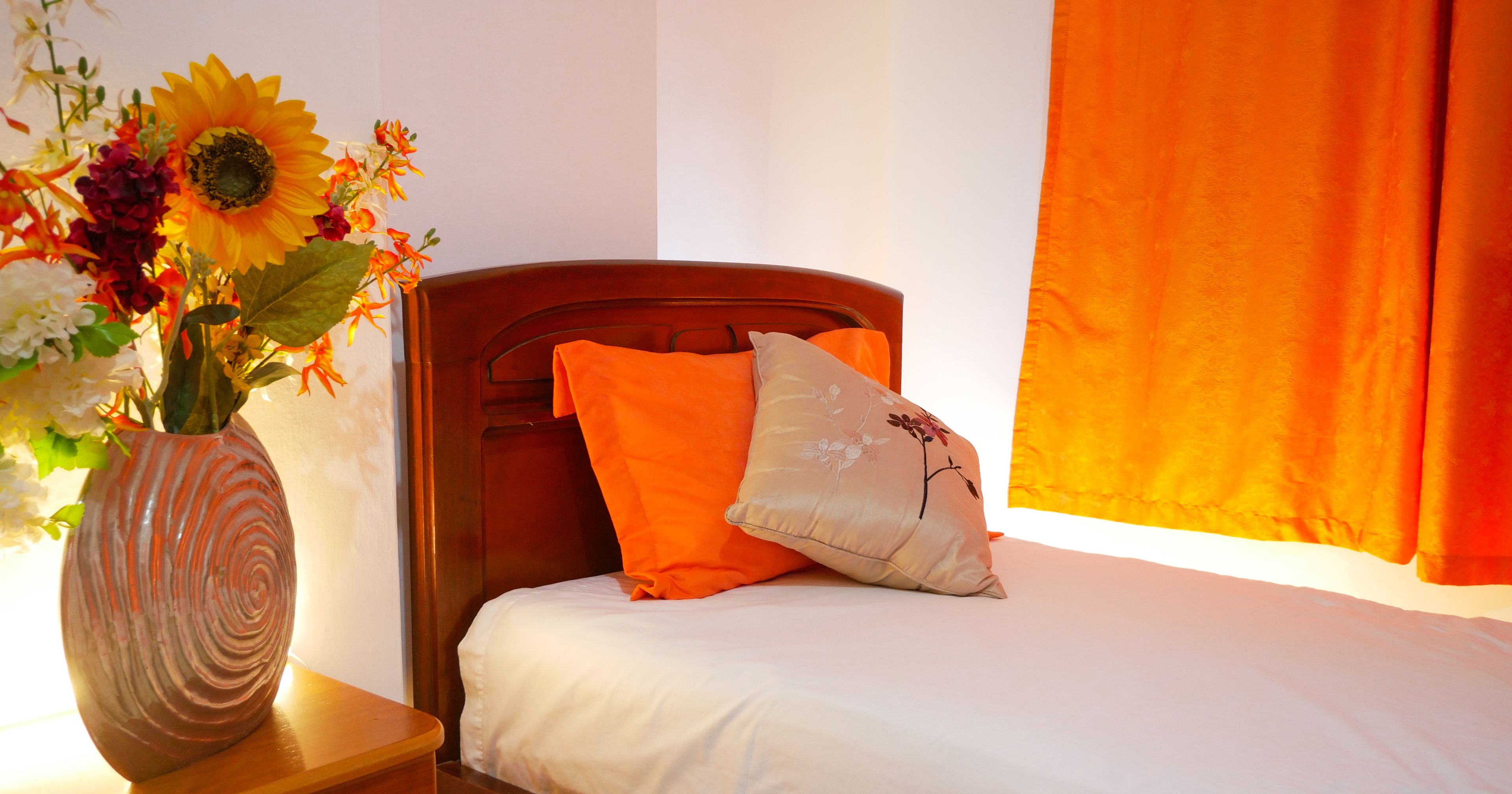 Supreme Single Room | Roupas de cama premium, escrivaninha, roupa de cama