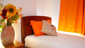 Supreme Single Room | Roupas de cama premium, escrivaninha, roupa de cama