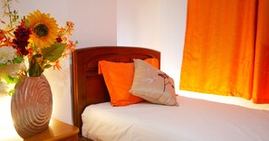 Supreme Single Room | Premium bedding, desk, bed sheets - Hostal España (Puerto Ayora)