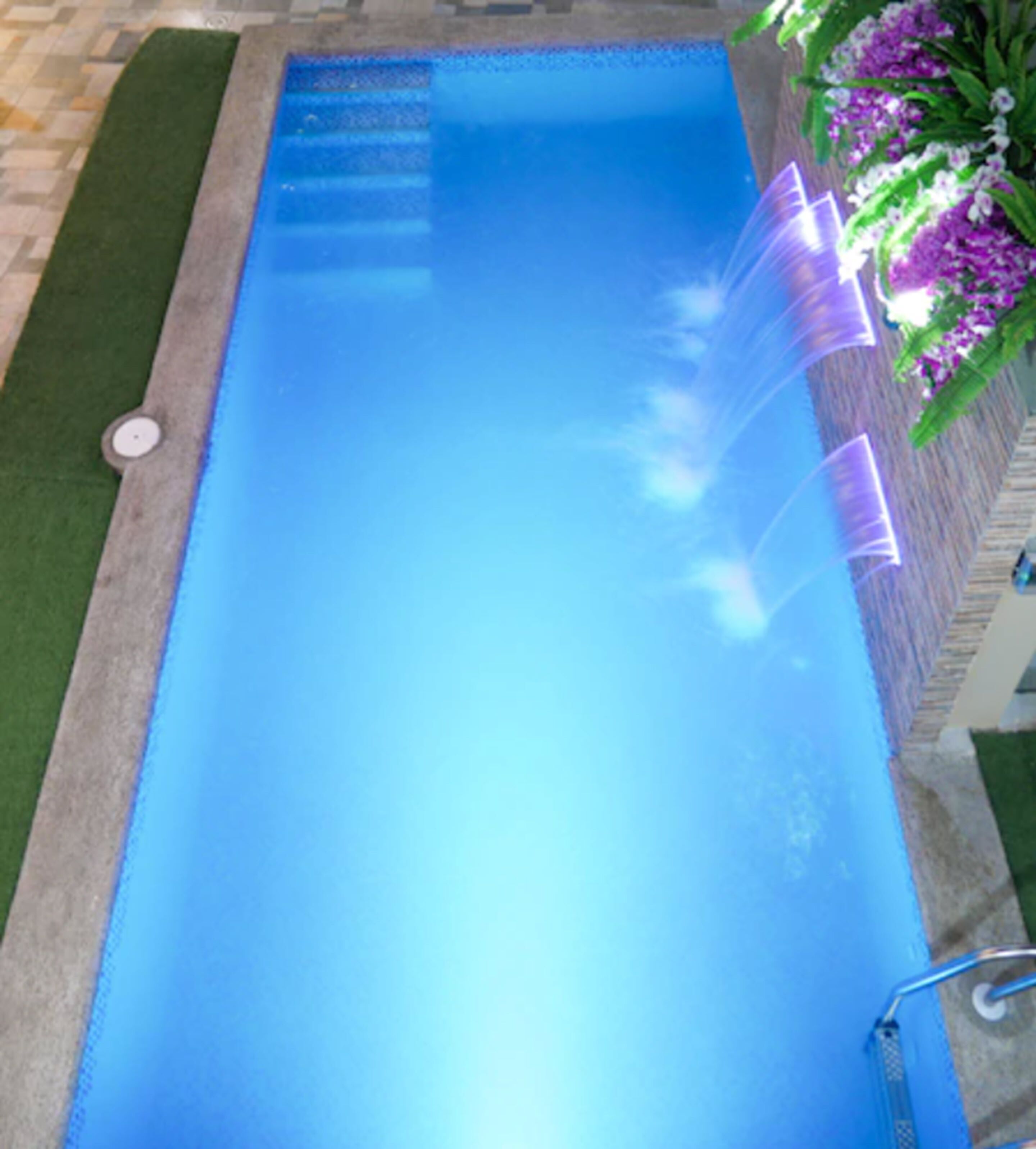 Piscina externa, funciona das 7h30 às 19h, guarda-sóis, espreguiçadeiras