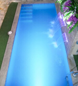 Outdoor pool, open 7:30 AM to 7:00 PM, pool umbrellas, sun loungers - Hostal España (Puerto Ayora)