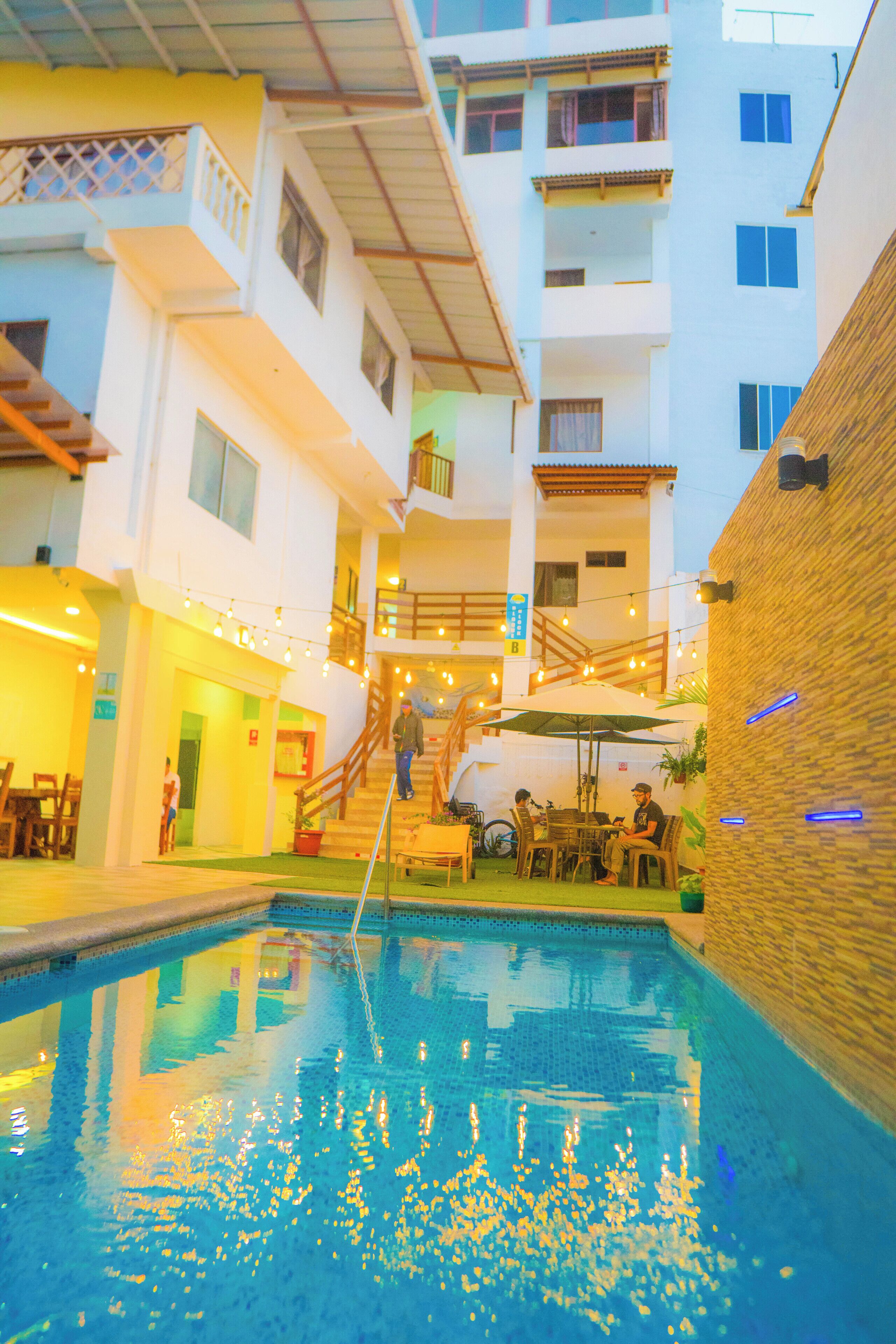 Una piscina interior con vista clara al borde y los alrededores.
