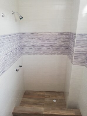 Ducha, artículos de tocador gratuitos, toallas