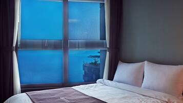 Premium bedding, desk, blackout curtains, free WiFi