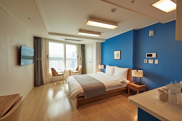 Premium bedding, desk, blackout curtains, free WiFi