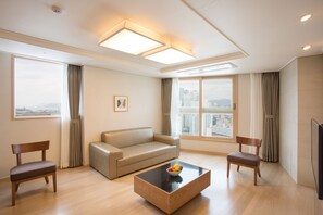 Suite – executive, delvis havutsikt | Oppholdsområde | Flatskjerm-TV