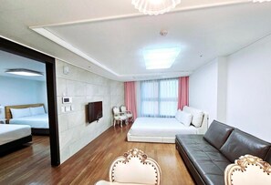 Premium bedding, desk, blackout curtains, free WiFi