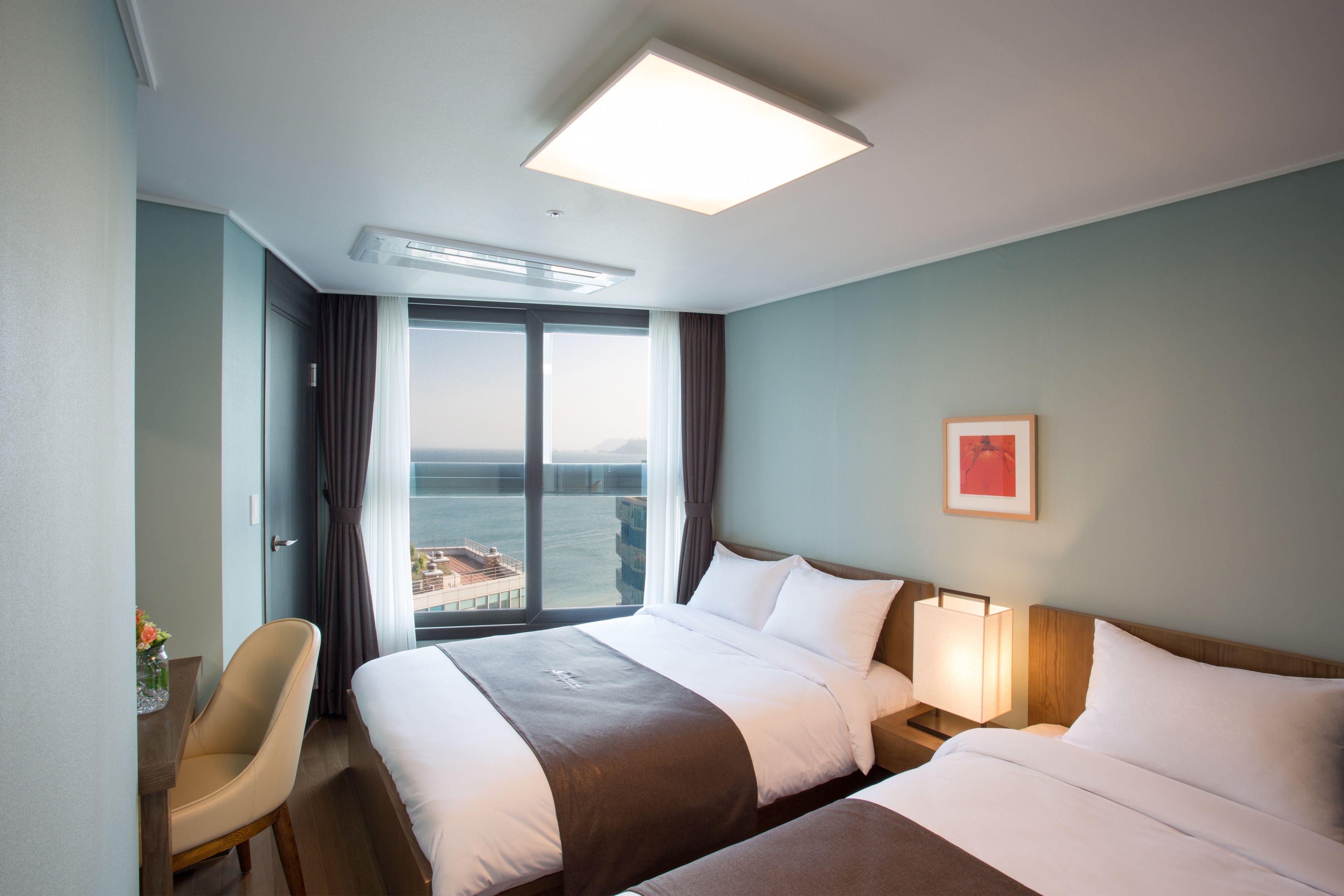 Suite junior, vista parcial al océano (Twin Room) | Ropa de cama de alta calidad, escritorio y cortinas blackout 