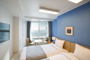 Sengetøy av topp kvalitet, skrivebord og blendingsgardiner