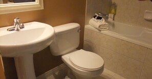 Habitación, 1 cama King size, baño en la habitación, vista al jardín | Baño | Amenidades de baño gratuitas 