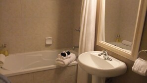 Chambre, 1 grand lit, salle de bains attenante, vue montagne | Salle de bain | Articles de toilette gratuits