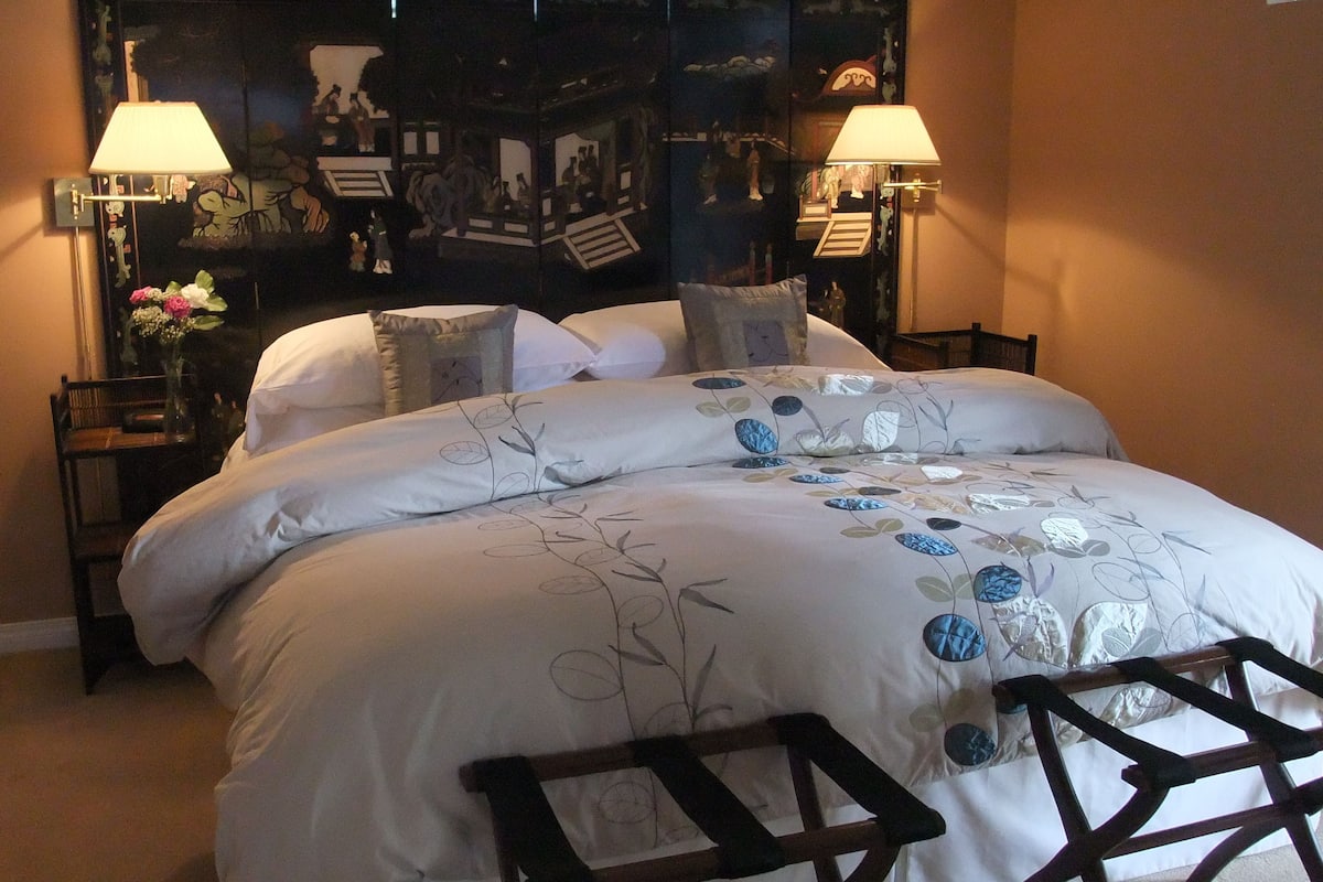 Chambre, 1 très grand lit, salle de bains attenante, vue jardin | Draps en coton égyptien, literie de qualité supérieure