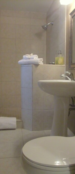 Swansea Room | Bathroom | Free toiletries - Windermere Lakeside B&B (Windermere)