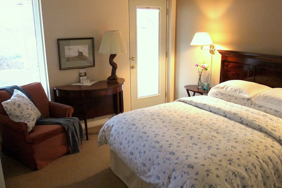 Chambre, 1 grand lit, salle de bains attenante, vue montagne | Draps en coton égyptien, literie de qualité supérieure